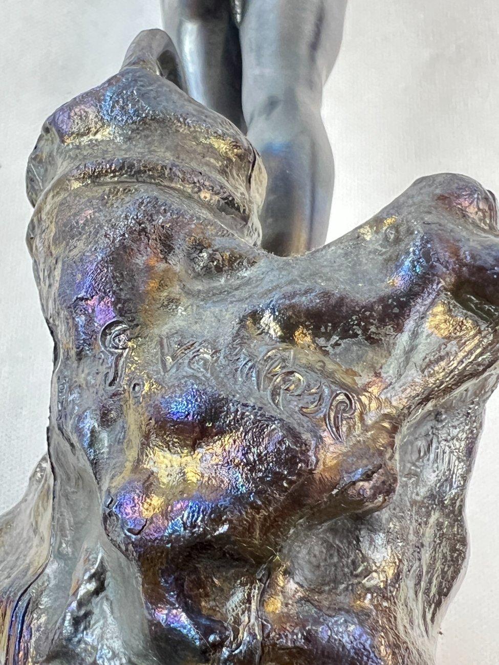 DL0340-kitokios-skulpturos-8 Metalinė statula ant akmens postamento “Žvejys ant uolos” 19×12,5×39 cm