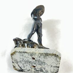 Metalinė statula ant akmens postamento “Žvejys ant uolos” 19×12,5×39 cm