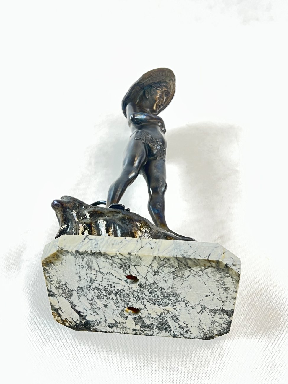 DL0340-kitokios-skulpturos-9 Metalinė statula ant akmens postamento “Žvejys ant uolos” 19×12,5×39 cm