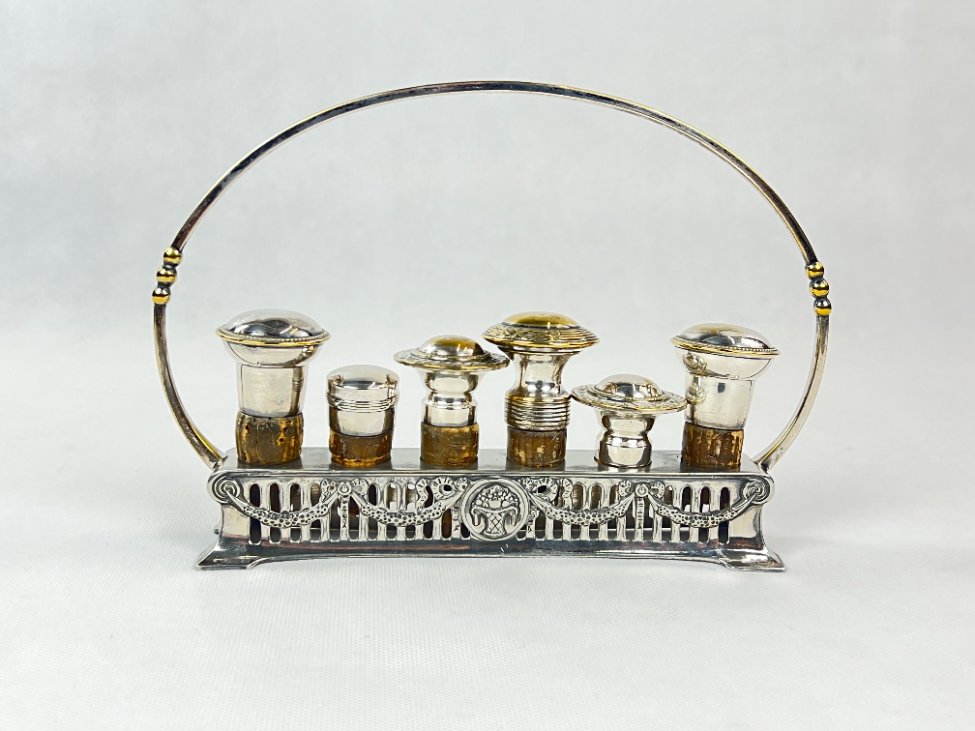 DL0343-stalo-reikmenys-0 Sidabruoto metalo stovo ir 6 vnt. kamščių komplektas 5x24x16,5 cm