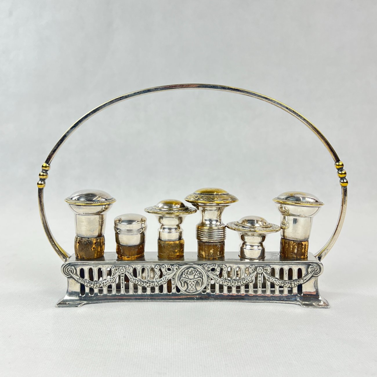 DL0343-stalo-reikmenys-1 Sidabruoto metalo stovo ir 6 vnt. kamščių komplektas 5x24x16,5 cm