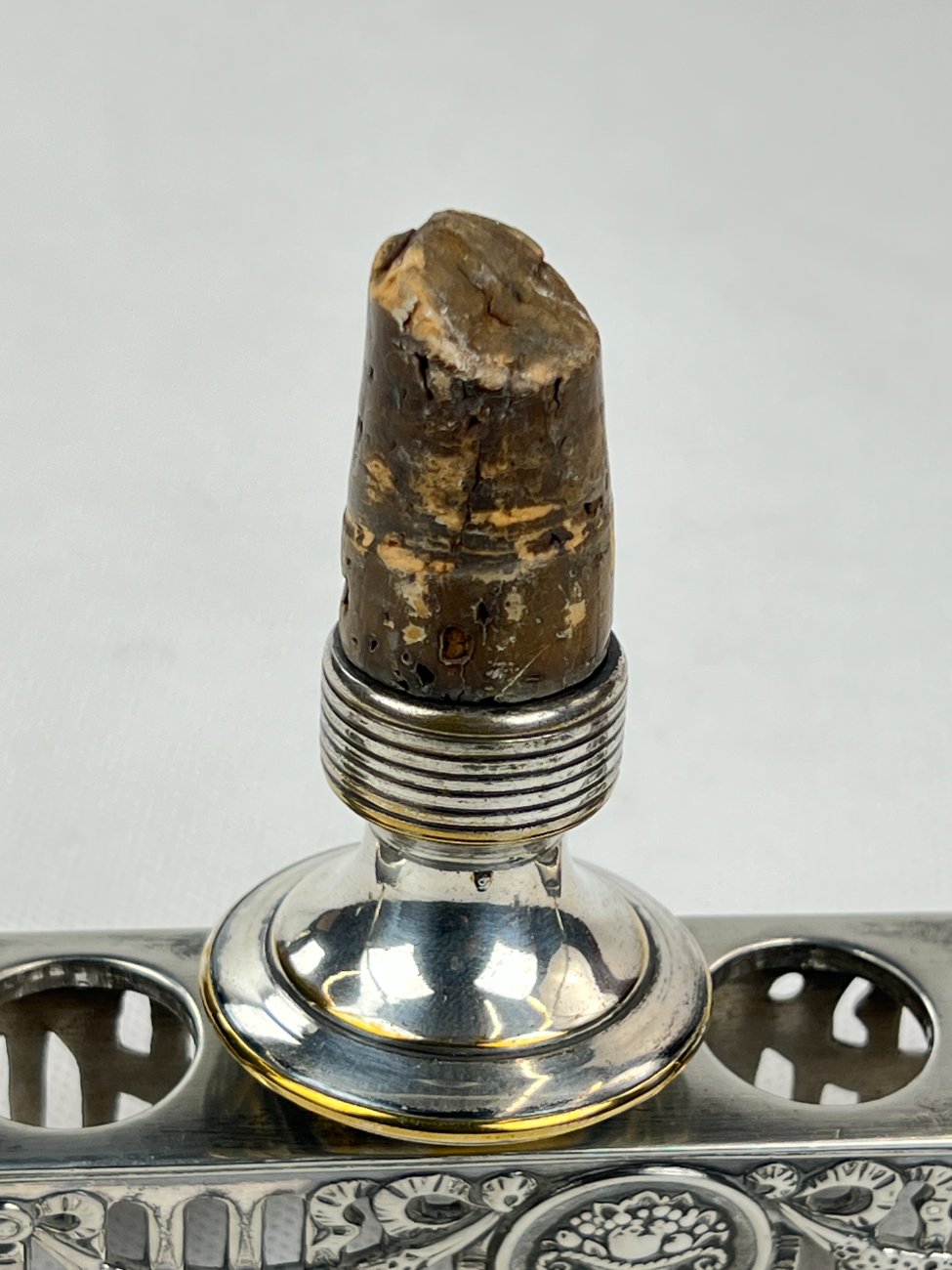 DL0343-stalo-reikmenys-11 Sidabruoto metalo stovo ir 6 vnt. kamščių komplektas 5x24x16,5 cm