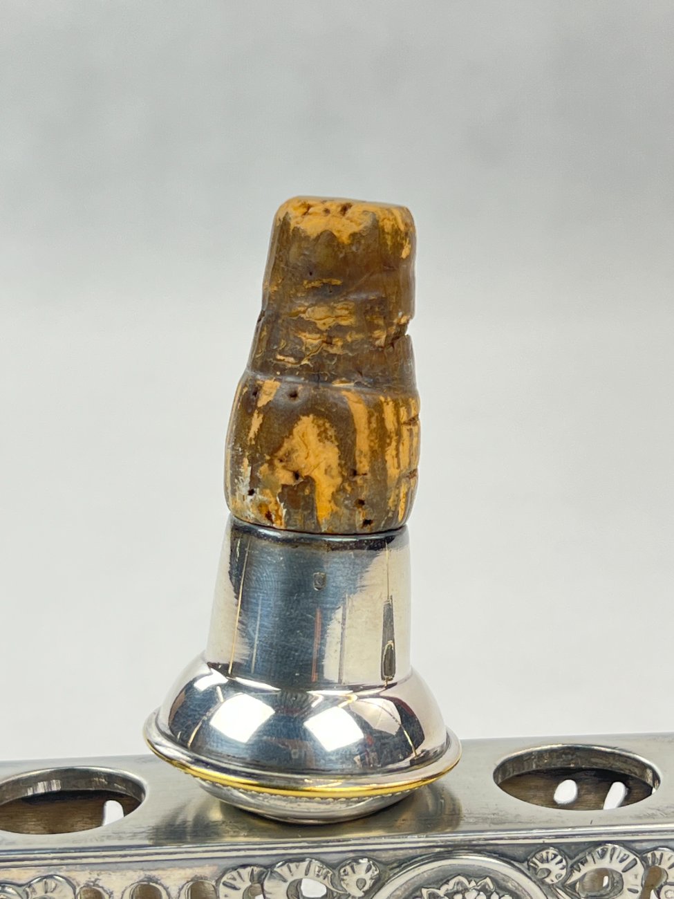 DL0343-stalo-reikmenys-13 Sidabruoto metalo stovo ir 6 vnt. kamščių komplektas 5x24x16,5 cm