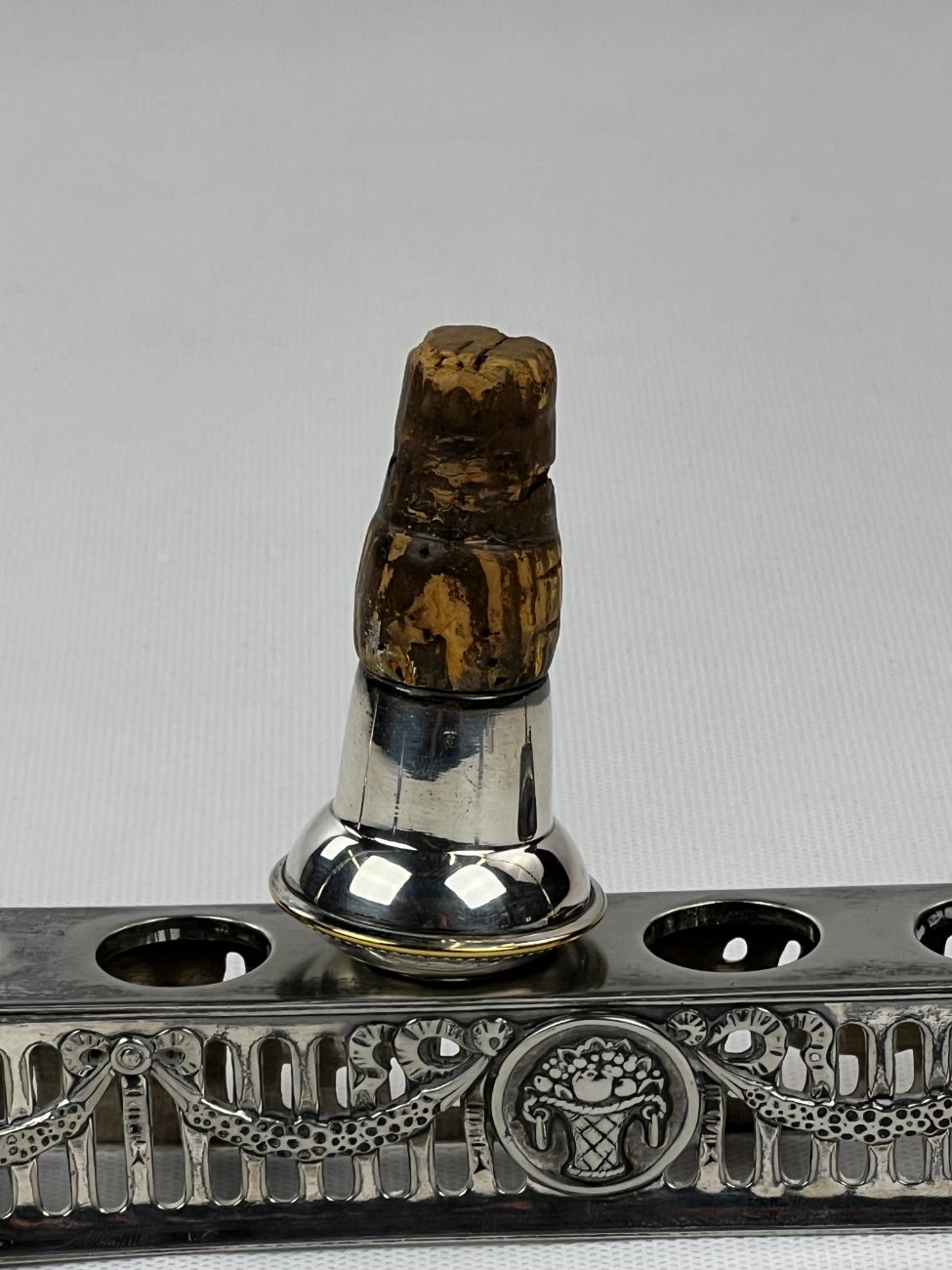 DL0343-stalo-reikmenys-14 Sidabruoto metalo stovo ir 6 vnt. kamščių komplektas 5x24x16,5 cm