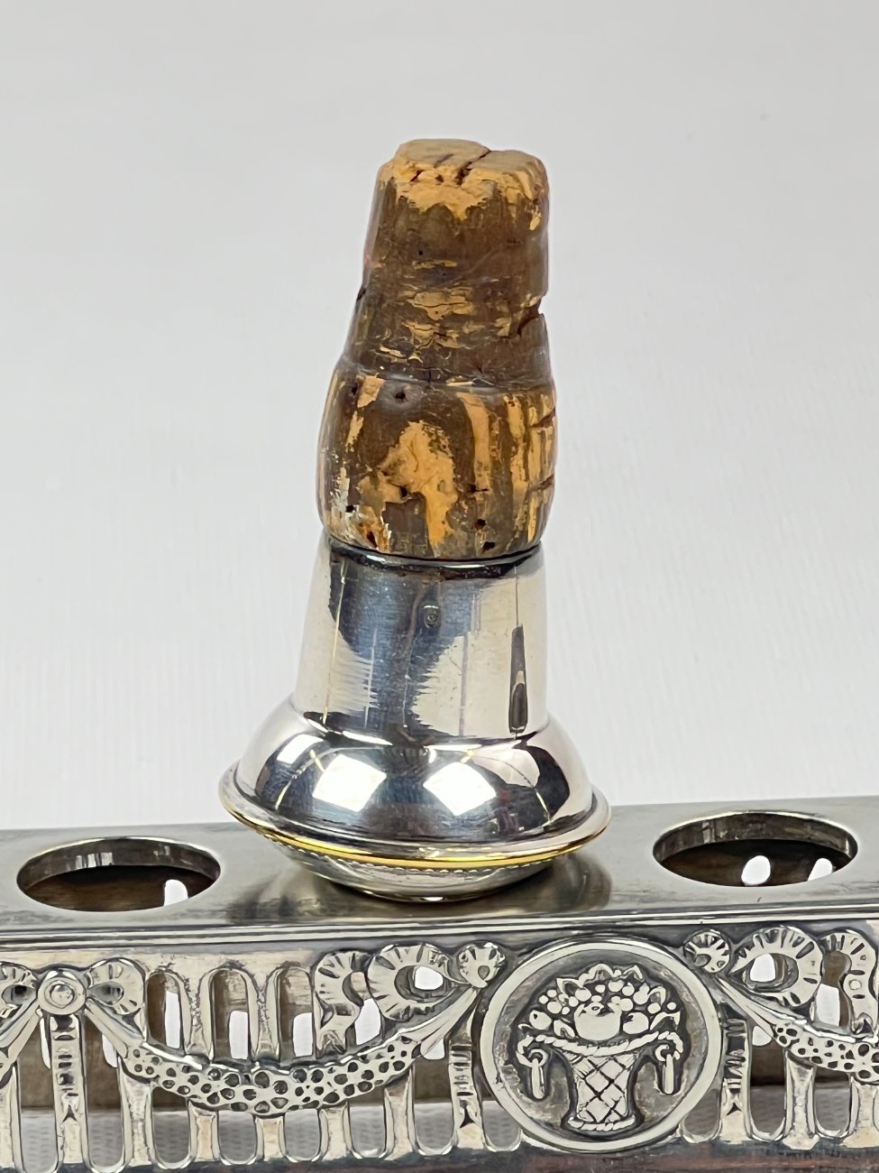 DL0343-stalo-reikmenys-15 Sidabruoto metalo stovo ir 6 vnt. kamščių komplektas 5x24x16,5 cm