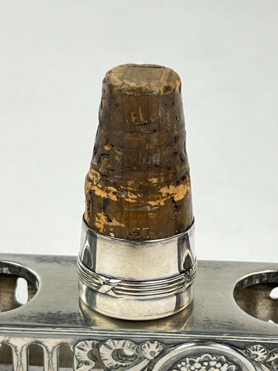 DL0343-stalo-reikmenys-16 Sidabruoto metalo stovo ir 6 vnt. kamščių komplektas 5x24x16,5 cm