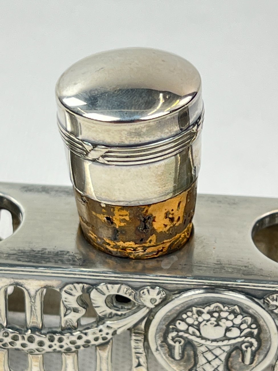 DL0343-stalo-reikmenys-17 Sidabruoto metalo stovo ir 6 vnt. kamščių komplektas 5x24x16,5 cm