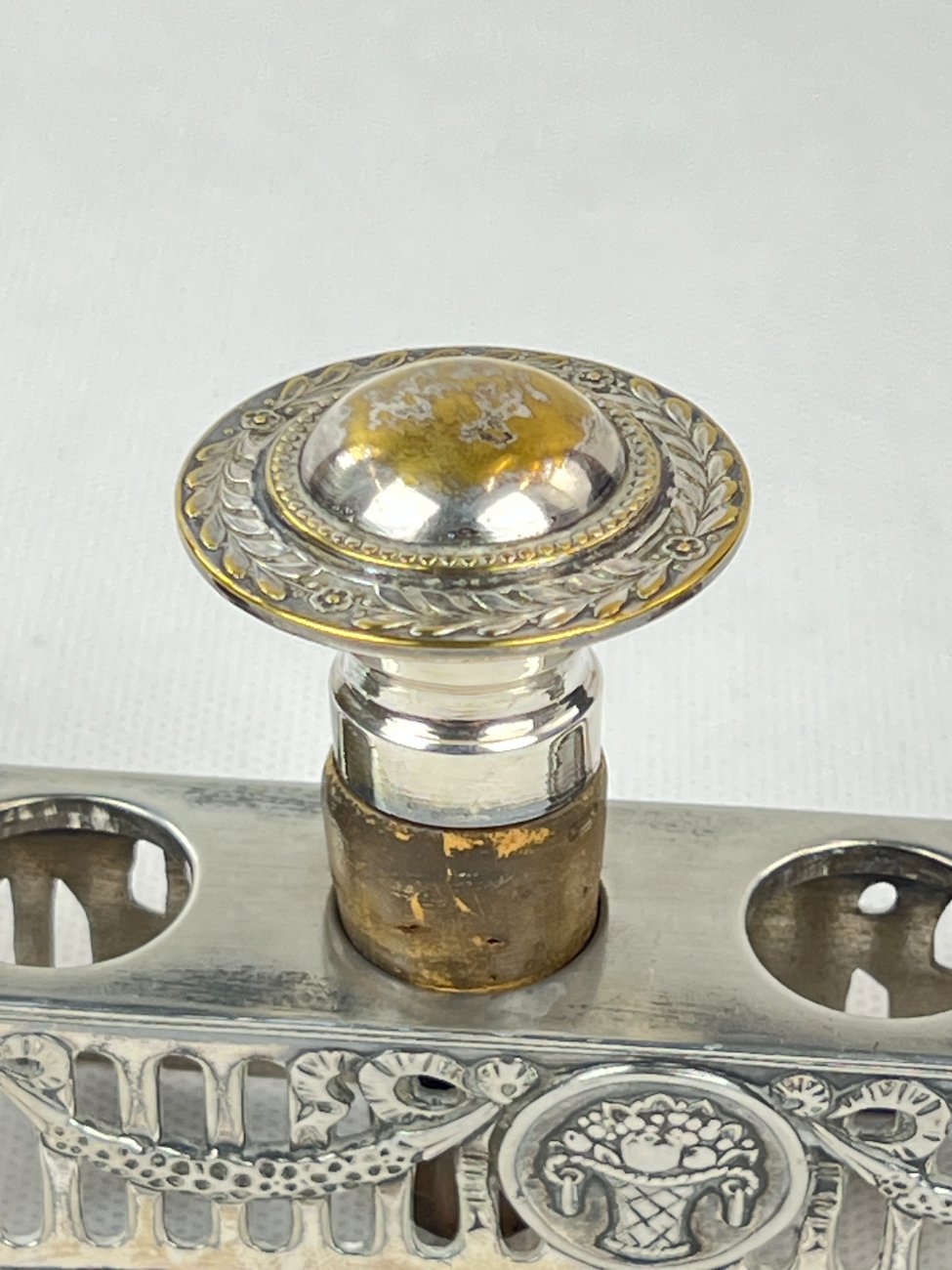 DL0343-stalo-reikmenys-18 Sidabruoto metalo stovo ir 6 vnt. kamščių komplektas 5x24x16,5 cm