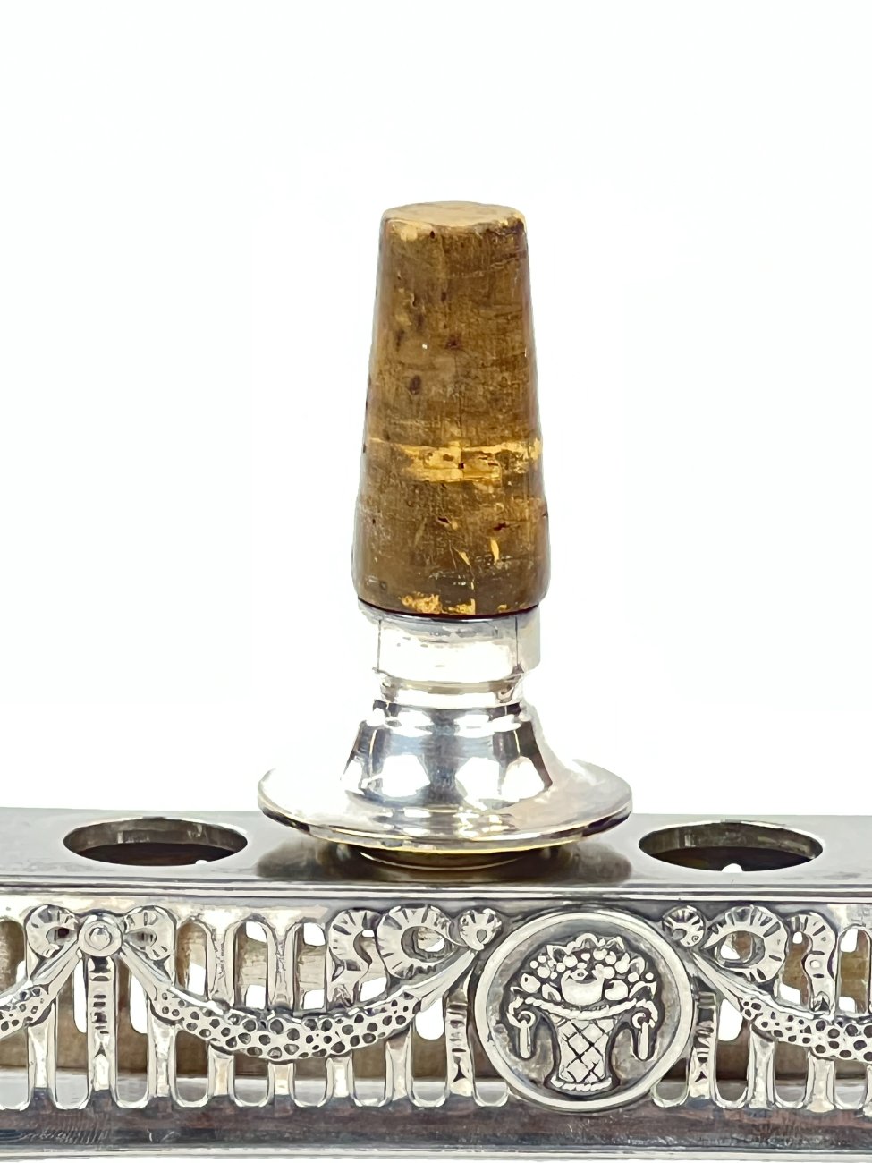 DL0343-stalo-reikmenys-19 Sidabruoto metalo stovo ir 6 vnt. kamščių komplektas 5x24x16,5 cm