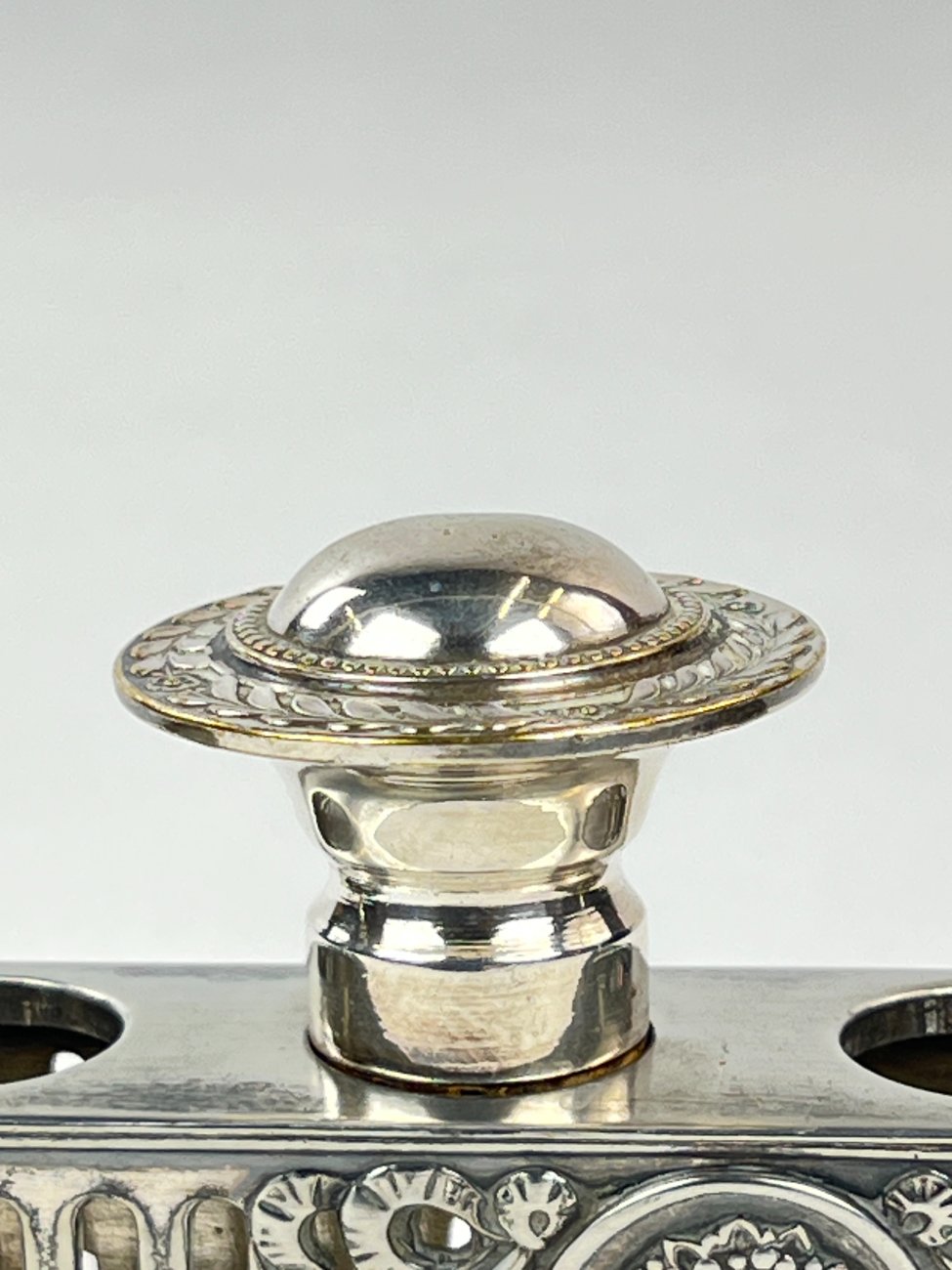 DL0343-stalo-reikmenys-20 Sidabruoto metalo stovo ir 6 vnt. kamščių komplektas 5x24x16,5 cm