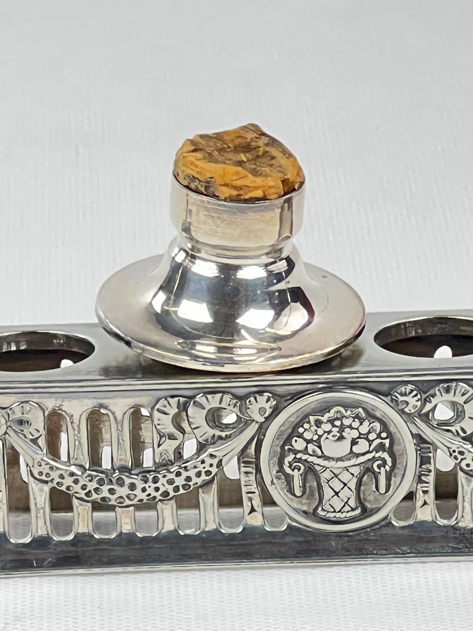 DL0343-stalo-reikmenys-21 Sidabruoto metalo stovo ir 6 vnt. kamščių komplektas 5x24x16,5 cm