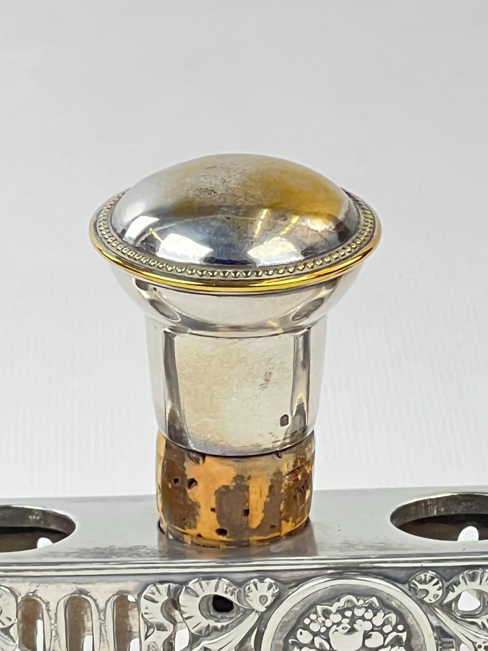 DL0343-stalo-reikmenys-22 Sidabruoto metalo stovo ir 6 vnt. kamščių komplektas 5x24x16,5 cm