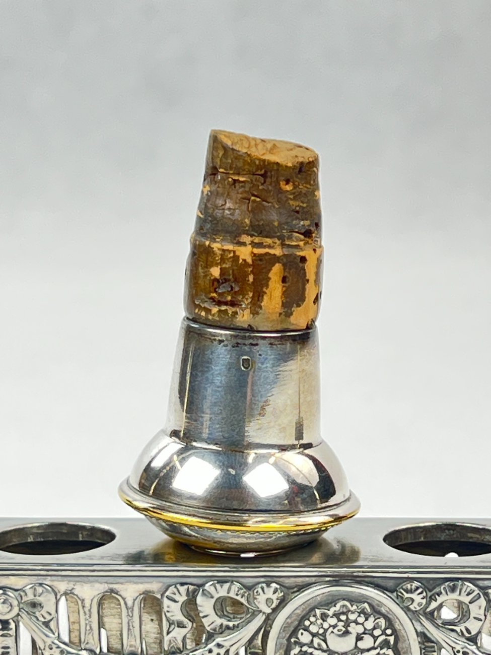 DL0343-stalo-reikmenys-23 Sidabruoto metalo stovo ir 6 vnt. kamščių komplektas 5x24x16,5 cm