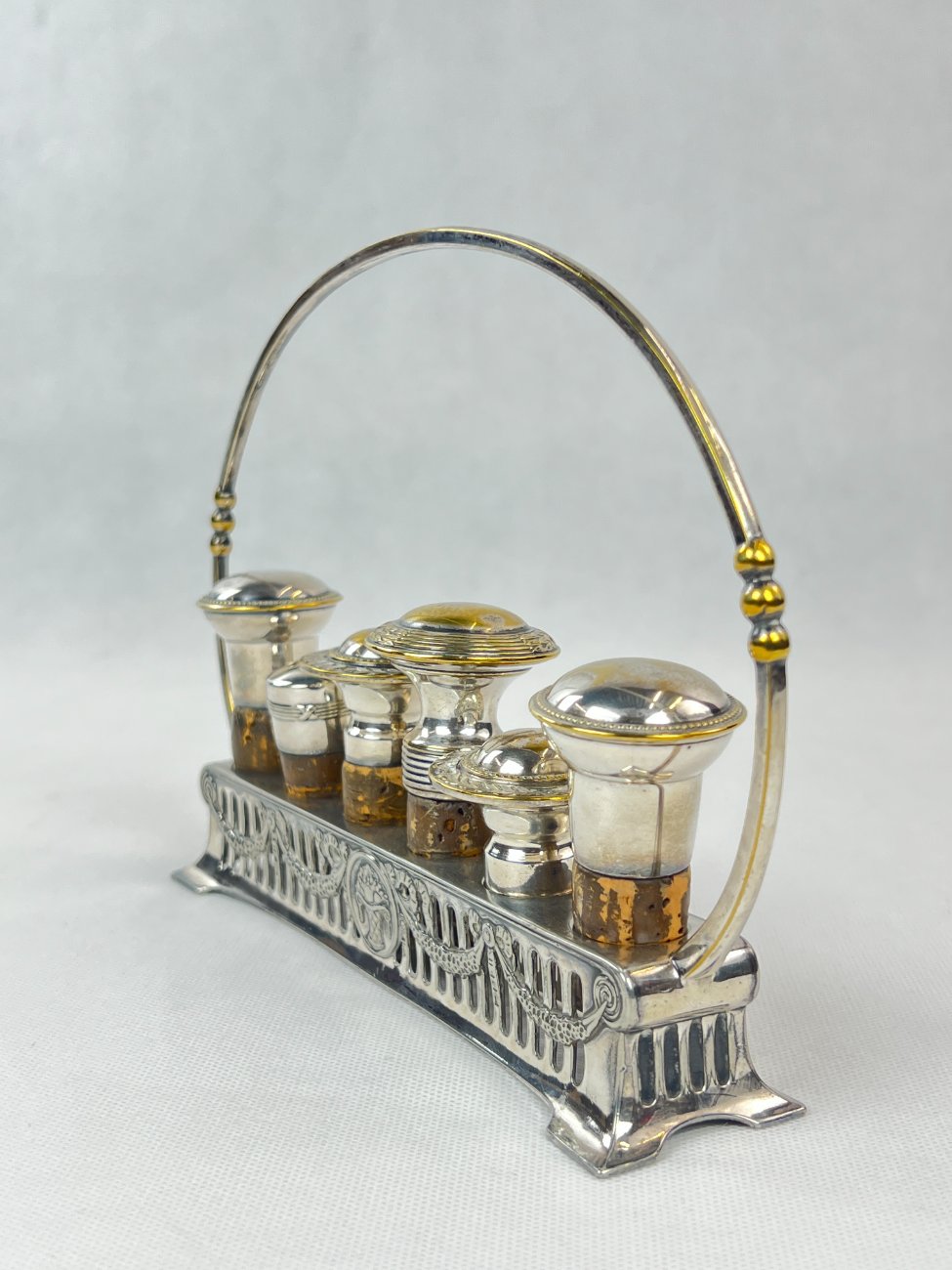 DL0343-stalo-reikmenys-5 Sidabruoto metalo stovo ir 6 vnt. kamščių komplektas 5x24x16,5 cm