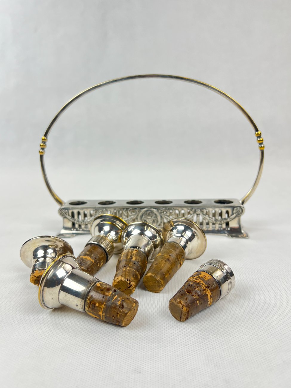 DL0343-stalo-reikmenys-6 Sidabruoto metalo stovo ir 6 vnt. kamščių komplektas 5x24x16,5 cm