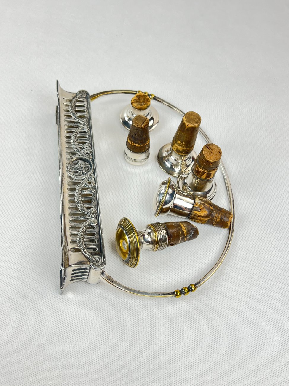 DL0343-stalo-reikmenys-7 Sidabruoto metalo stovo ir 6 vnt. kamščių komplektas 5x24x16,5 cm