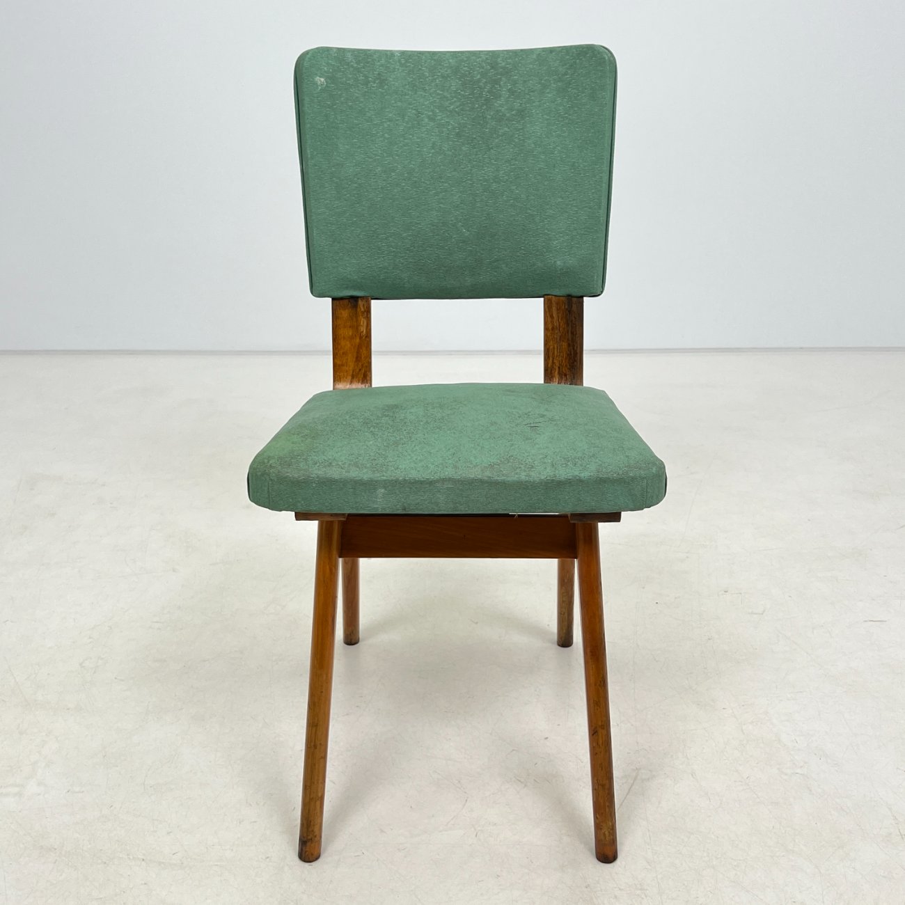 DL0360-kedes-0 Vintažinė medinė kėdė su dirbtine oda 51,5x42x81,5 cm, 45 cm