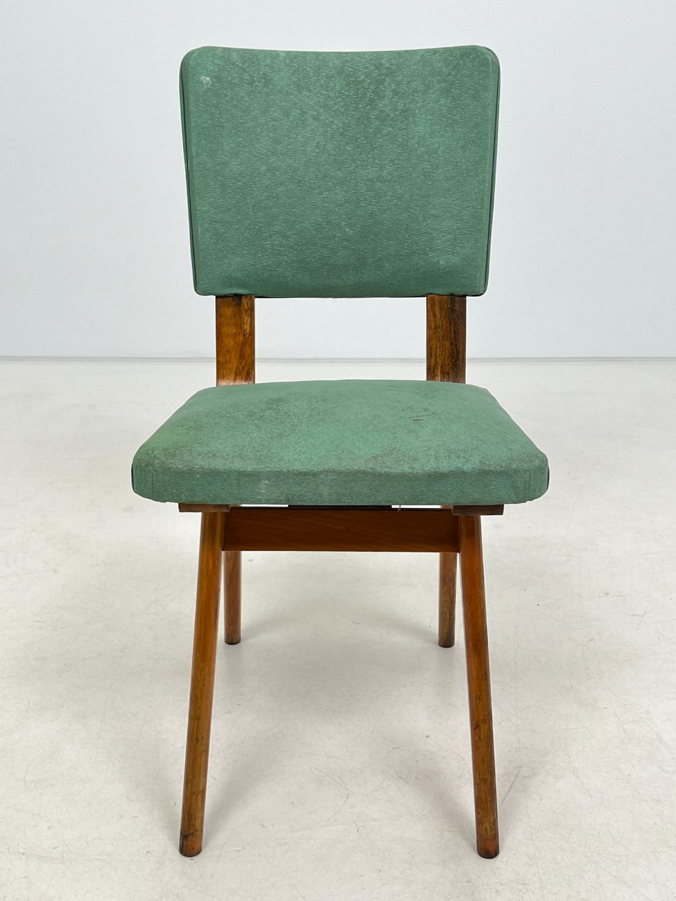 DL0360-kedes-1 Vintažinė medinė kėdė su dirbtine oda 51,5x42x81,5 cm, 45 cm