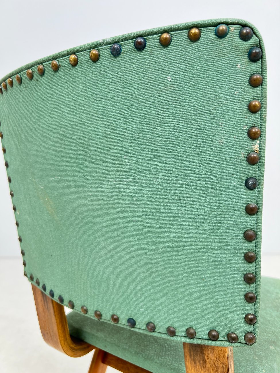 DL0360-kedes-10 Vintažinė medinė kėdė su dirbtine oda 51,5x42x81,5 cm, 45 cm