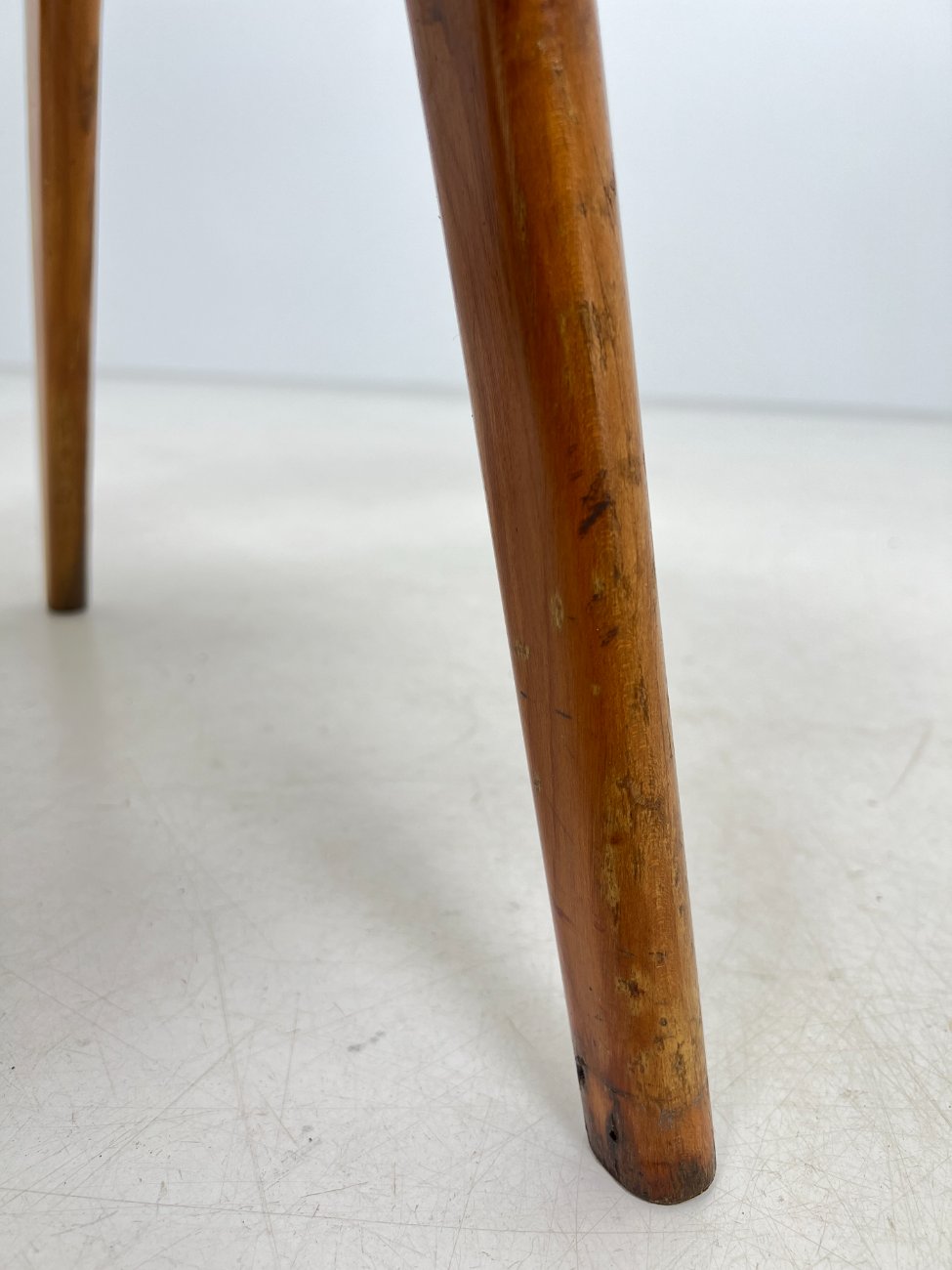 DL0360-kedes-13 Vintažinė medinė kėdė su dirbtine oda 51,5x42x81,5 cm, 45 cm