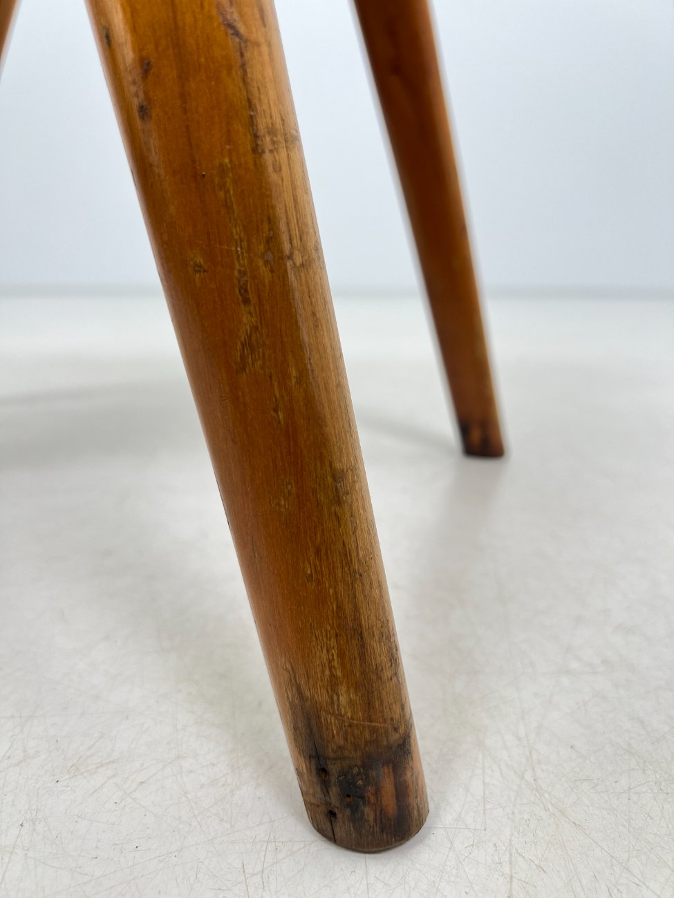 DL0360-kedes-14 Vintažinė medinė kėdė su dirbtine oda 51,5x42x81,5 cm, 45 cm