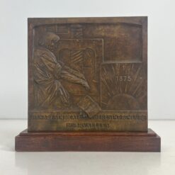 Bronzinis bareljefas ant ąžuolinio postamento 13,5x63x59,5 cm