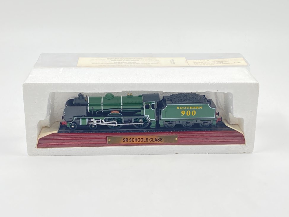 DL0366-kitokios-skulpturos-2 Atlas Editions lokomotyvo modeliukas SR SCHOOLS CLASS dėžutėje 6,5x26x9 cm