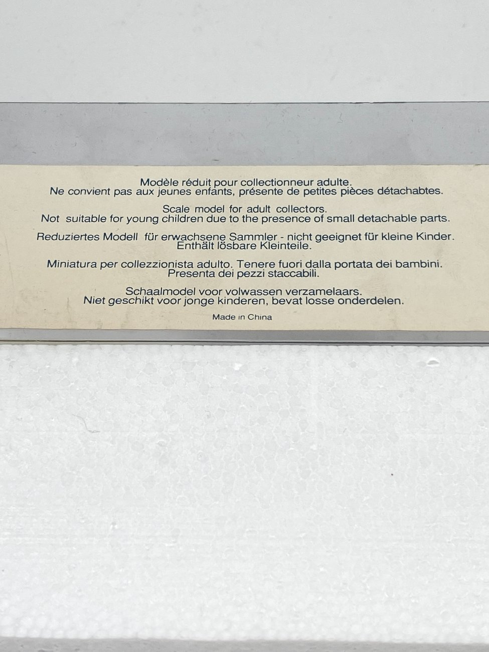 DL0366-kitokios-skulpturos-3 Atlas Editions lokomotyvo modeliukas SR SCHOOLS CLASS dėžutėje 6,5x26x9 cm