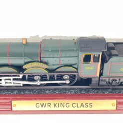 Atlas Editions lokomotyvo modeliukas GWR KING CLASS dėžutėje 6,5x26x9 cm
