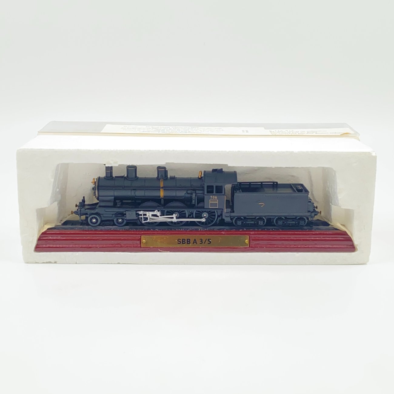 DL0369-zaidimai-zaislai-0 Atlas Editions lokomotyvo modeliukas SBB A 3/5 dėžutėje 6,5x26x9 cm