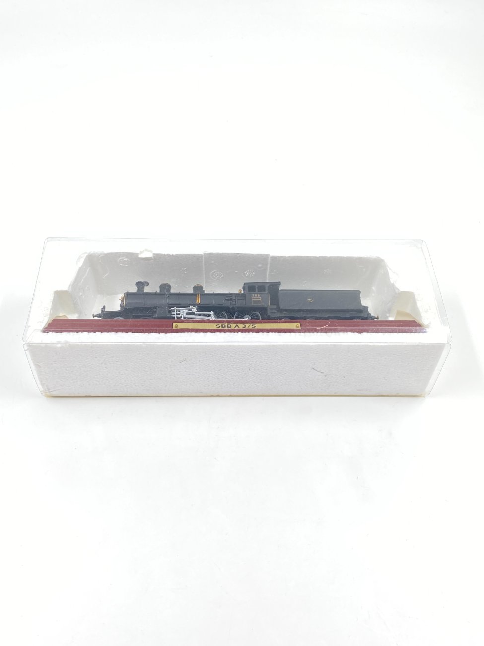 DL0369-zaidimai-zaislai-11 Atlas Editions lokomotyvo modeliukas SBB A 3/5 dėžutėje 6,5x26x9 cm