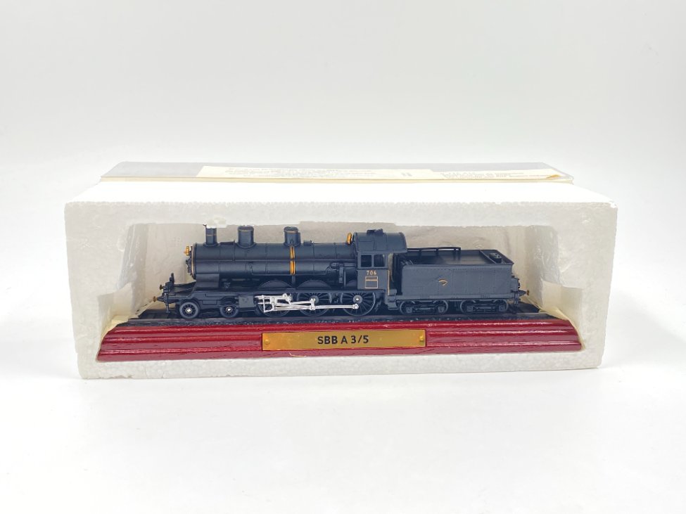 DL0369-zaidimai-zaislai-2 Atlas Editions lokomotyvo modeliukas SBB A 3/5 dėžutėje 6,5x26x9 cm