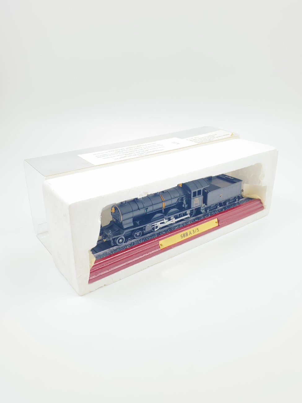 DL0369-zaidimai-zaislai-3 Atlas Editions lokomotyvo modeliukas SBB A 3/5 dėžutėje 6,5x26x9 cm