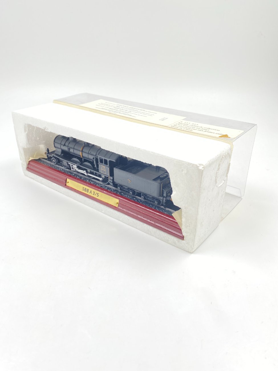 DL0369-zaidimai-zaislai-4 Atlas Editions lokomotyvo modeliukas SBB A 3/5 dėžutėje 6,5x26x9 cm