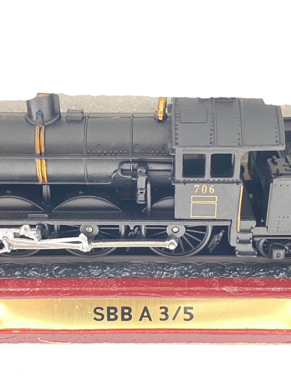 DL0369-zaidimai-zaislai-7 Atlas Editions lokomotyvo modeliukas SBB A 3/5 dėžutėje 6,5x26x9 cm