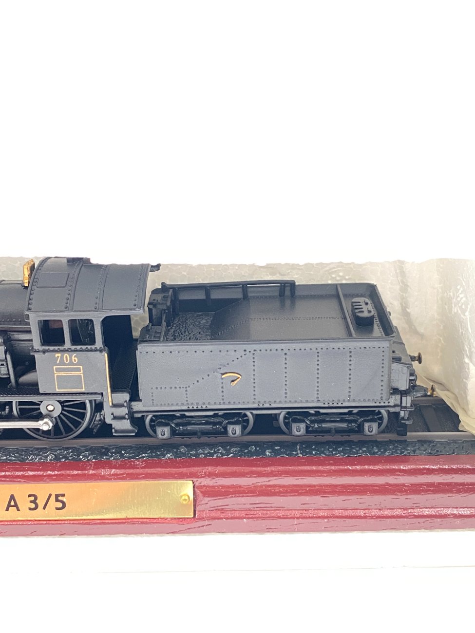 DL0369-zaidimai-zaislai-8 Atlas Editions lokomotyvo modeliukas SBB A 3/5 dėžutėje 6,5x26x9 cm