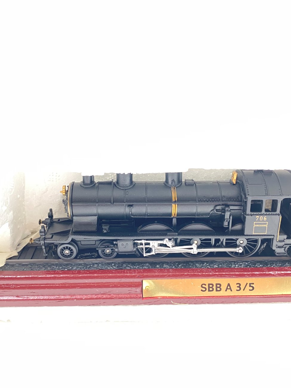 DL0369-zaidimai-zaislai-9 Atlas Editions lokomotyvo modeliukas SBB A 3/5 dėžutėje 6,5x26x9 cm