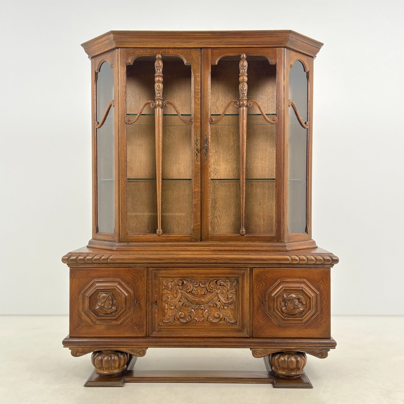 DM0020-bufetai-0 Ąžuolinis bufetas 48x137x176 cm