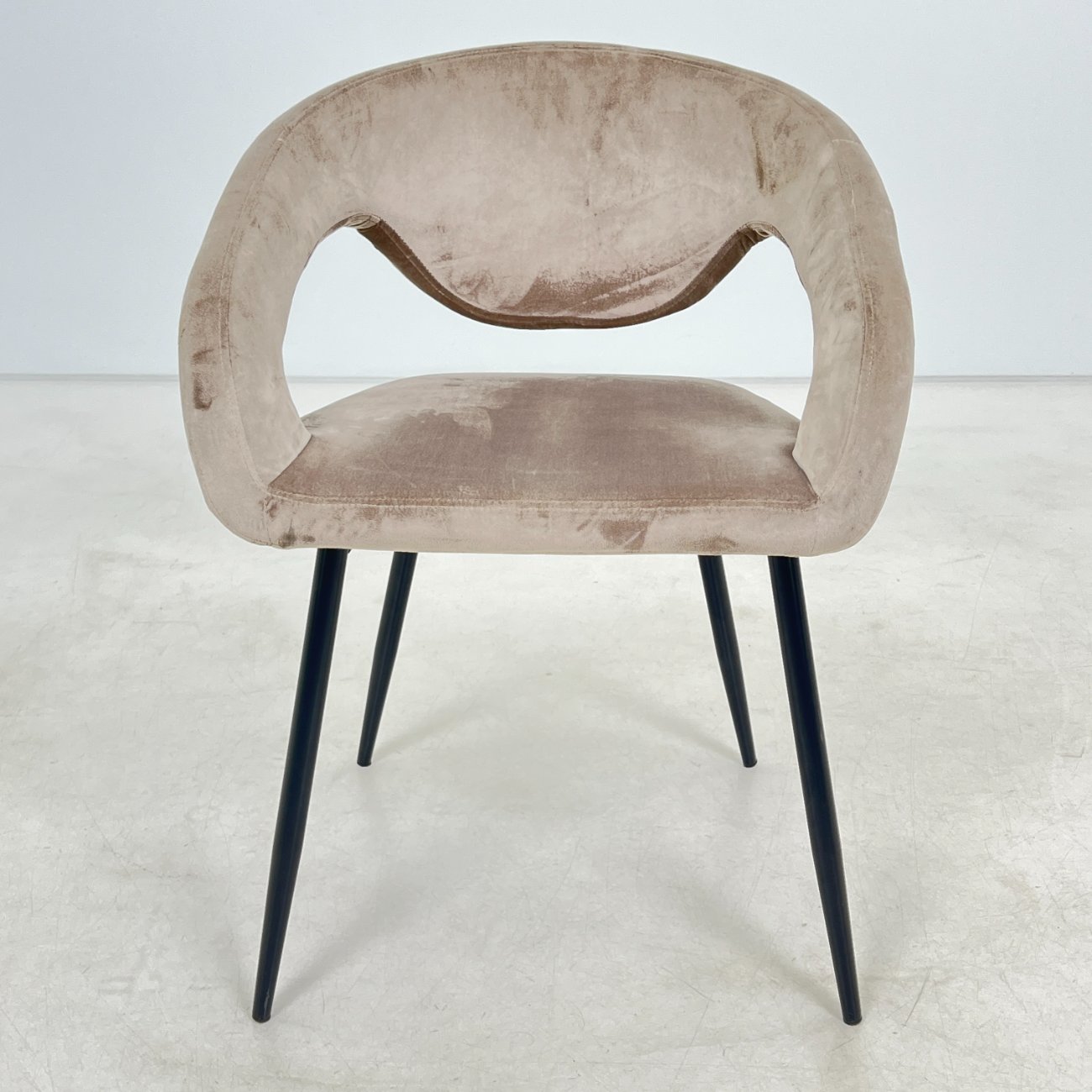 DM0024-valgomojo-kreslai-0 Modernus juodo metalinio rėmo krėslas su veliūru 55x57x78 cm, 48,5 cm