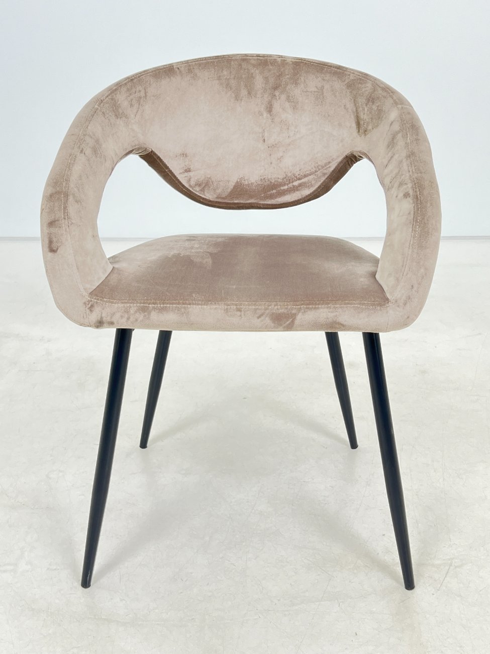 DM0024-valgomojo-kreslai-1 Modernus juodo metalinio rėmo krėslas su veliūru 55x57x78 cm, 48,5 cm