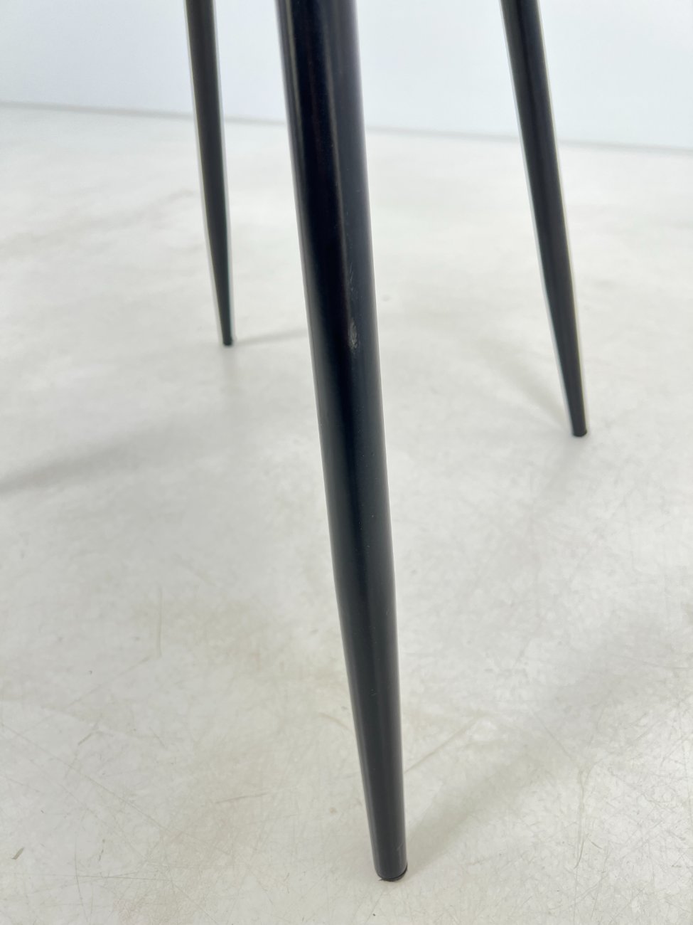 DM0024-valgomojo-kreslai-11 Modernus juodo metalinio rėmo krėslas su veliūru 55x57x78 cm, 48,5 cm