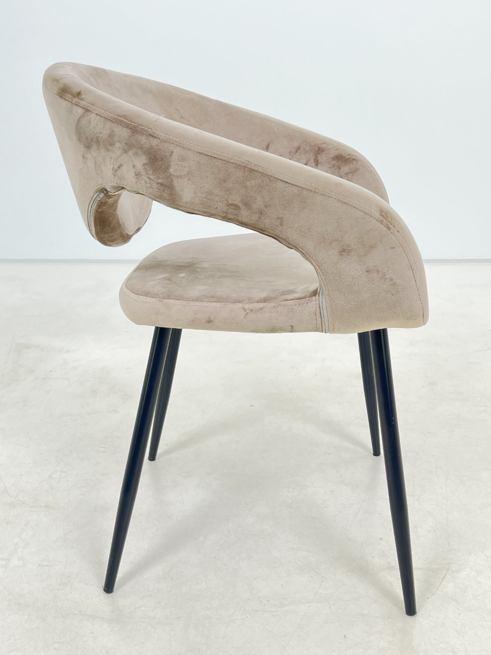 DM0024-valgomojo-kreslai-3 Modernus juodo metalinio rėmo krėslas su veliūru 55x57x78 cm, 48,5 cm