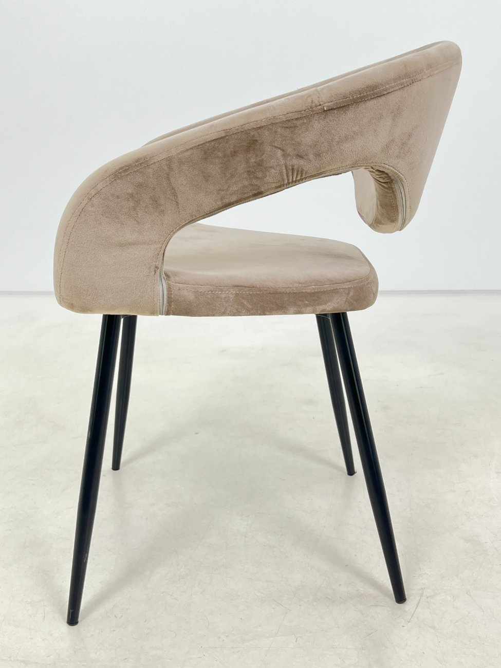 DM0024-valgomojo-kreslai-4 Modernus juodo metalinio rėmo krėslas su veliūru 55x57x78 cm, 48,5 cm