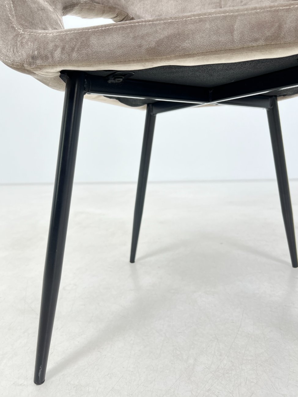 DM0024-valgomojo-kreslai-6 Modernus juodo metalinio rėmo krėslas su veliūru 55x57x78 cm, 48,5 cm