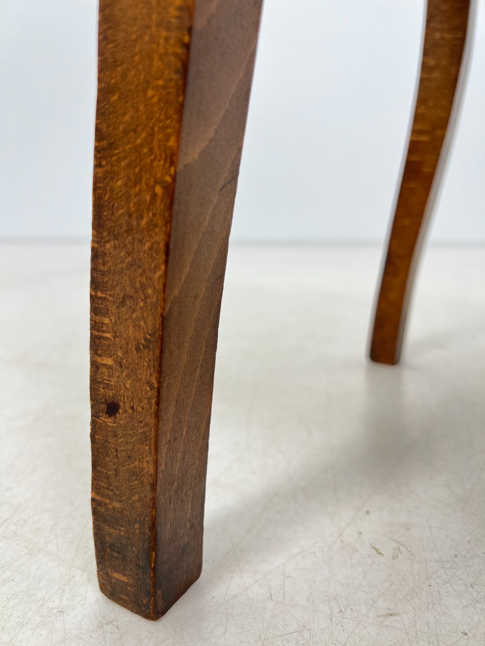 DM0029-kedes-12 Ąžuolinio rėmo kėdė su austu gėlių raštų gobelenu 45x48x89 cm, 47 cm