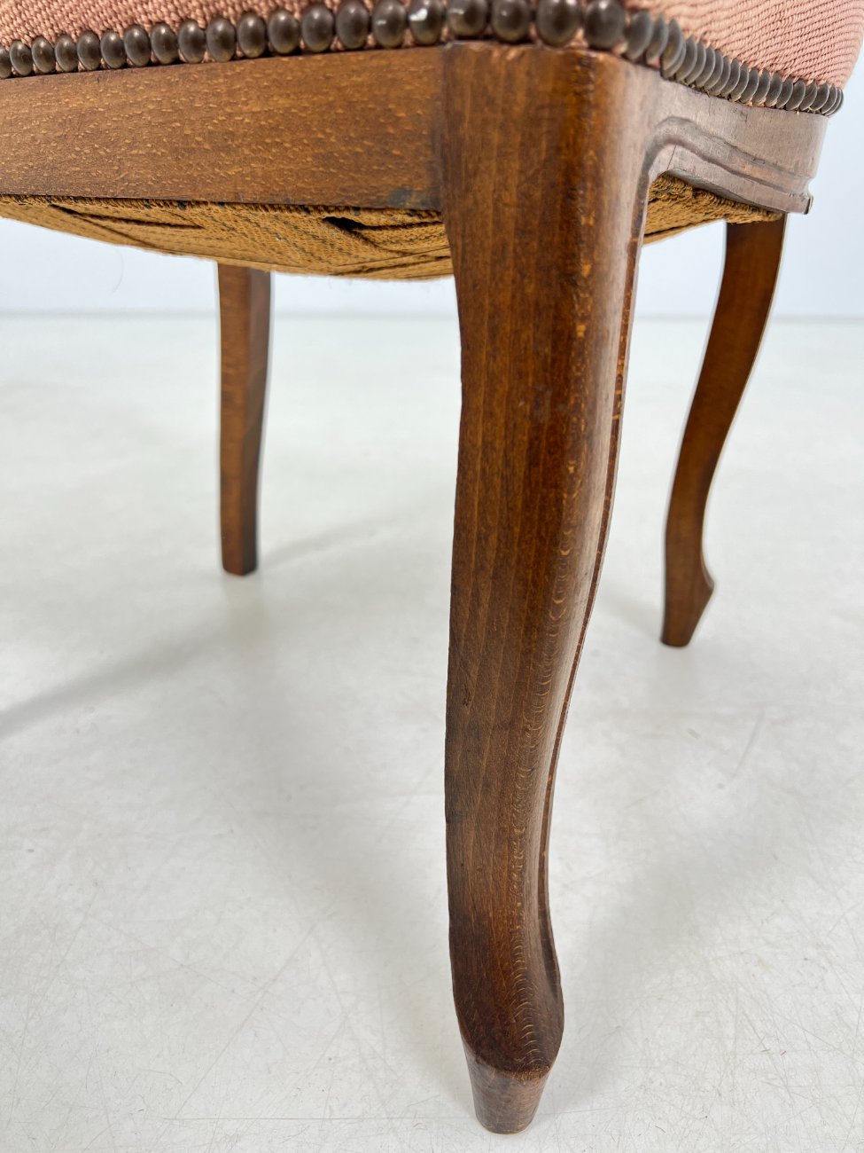 DM0029-kedes-13 Ąžuolinio rėmo kėdė su austu gėlių raštų gobelenu 45x48x89 cm, 47 cm