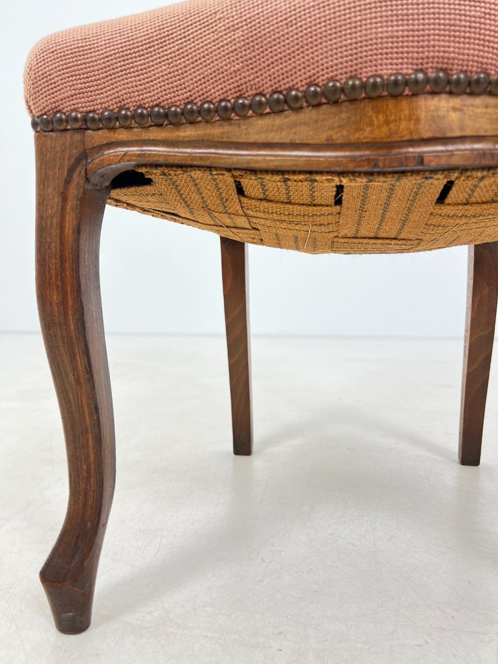 DM0029-kedes-6 Ąžuolinio rėmo kėdė su austu gėlių raštų gobelenu 45x48x89 cm, 47 cm