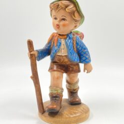 Porcelianinė berniuko statula “Žygeivis” 14x11x23 cm