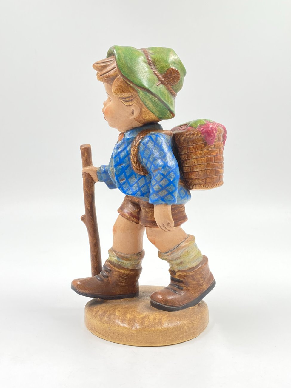 DM0033-porcelianines-skulpturos-4 Porcelianinė berniuko statula “Žygeivis” 14x11x23 cm