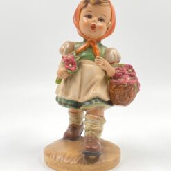 Porcelianinė statula “Mergaitė su gėlėmis” 12x13x22 cm